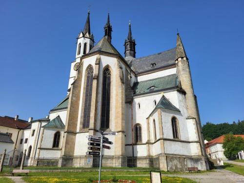 Kostel je srdcem živého cisterciáckého kláštera ve Vyšším Brodě.