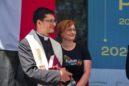 Zástupce církve nové knize požehnal.
