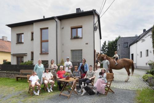 čp. 15 a 44 - Růžkovi, Hofmeister a Hoffmannovi s Pantou, Colinem a Jenny