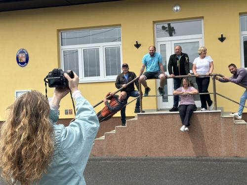 Šárka Zavadilová při focení zastupitelů obce